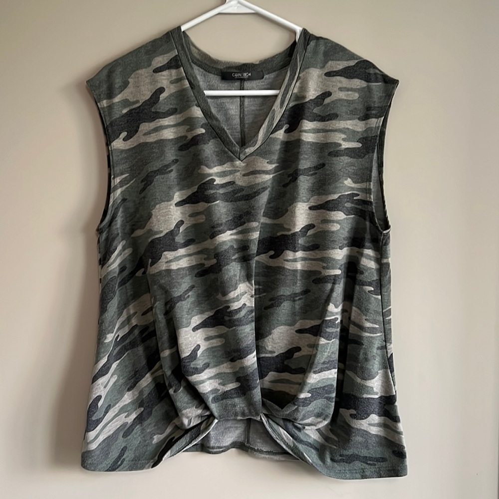 Coin 1804 green camo twist front t shirt